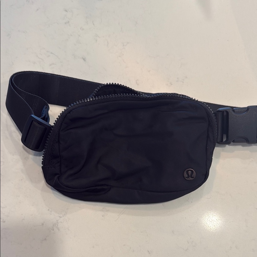 Lululemon Athletica everywhere belt bag 1L in black